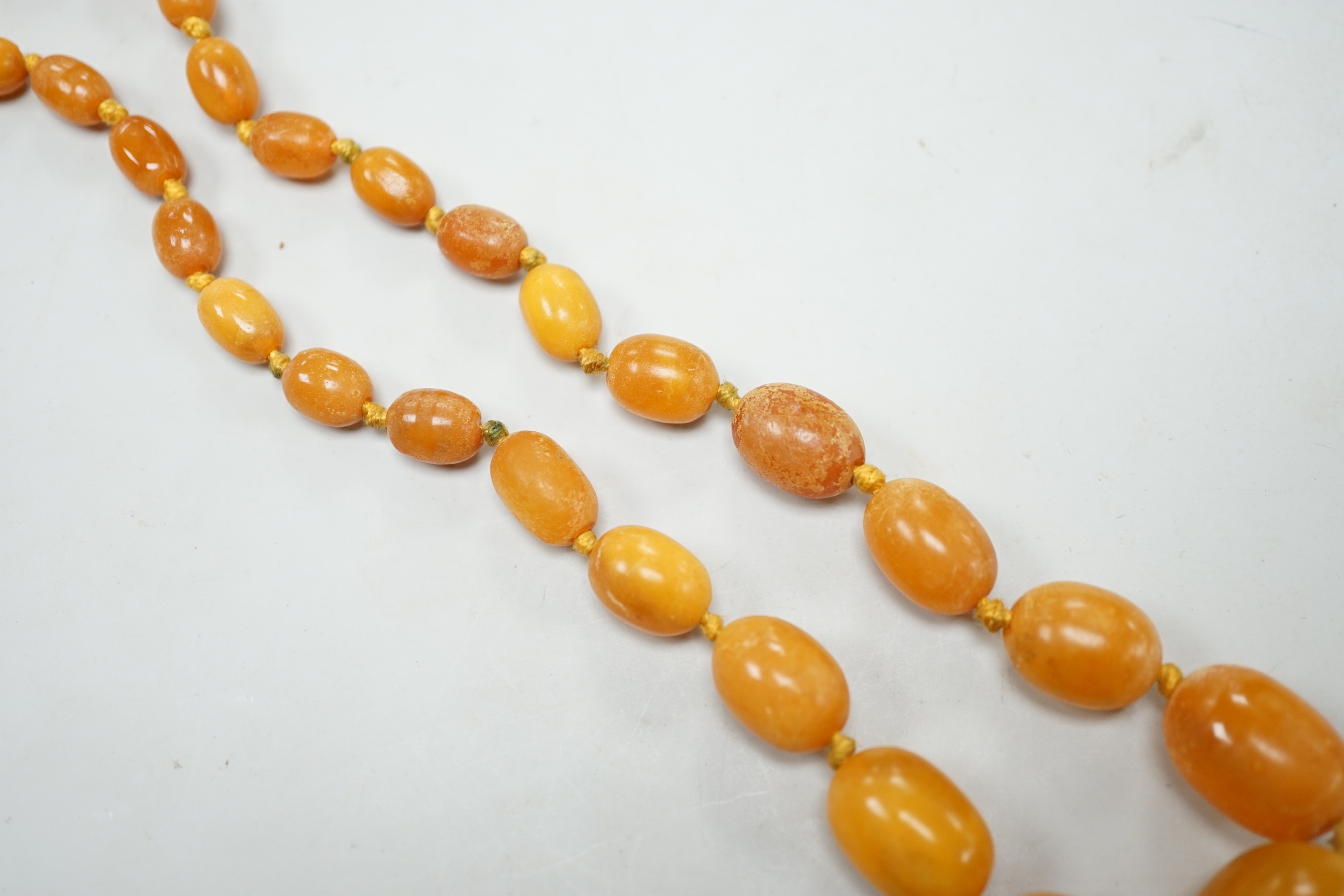 A single strand graduated oval amber bead necklace, 86cm, gross 33 grams.